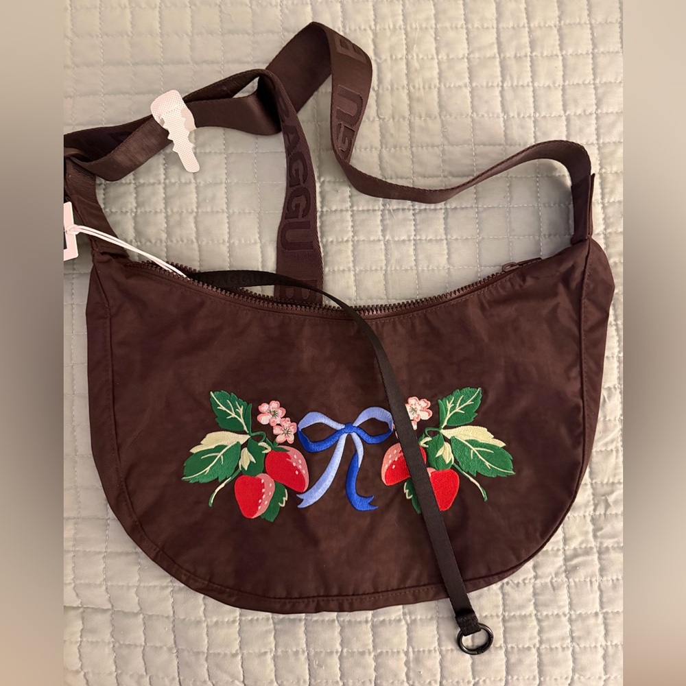 BAGGU Medium Nylon Crescent Embroidered Strawberry - Picture 4 of 6